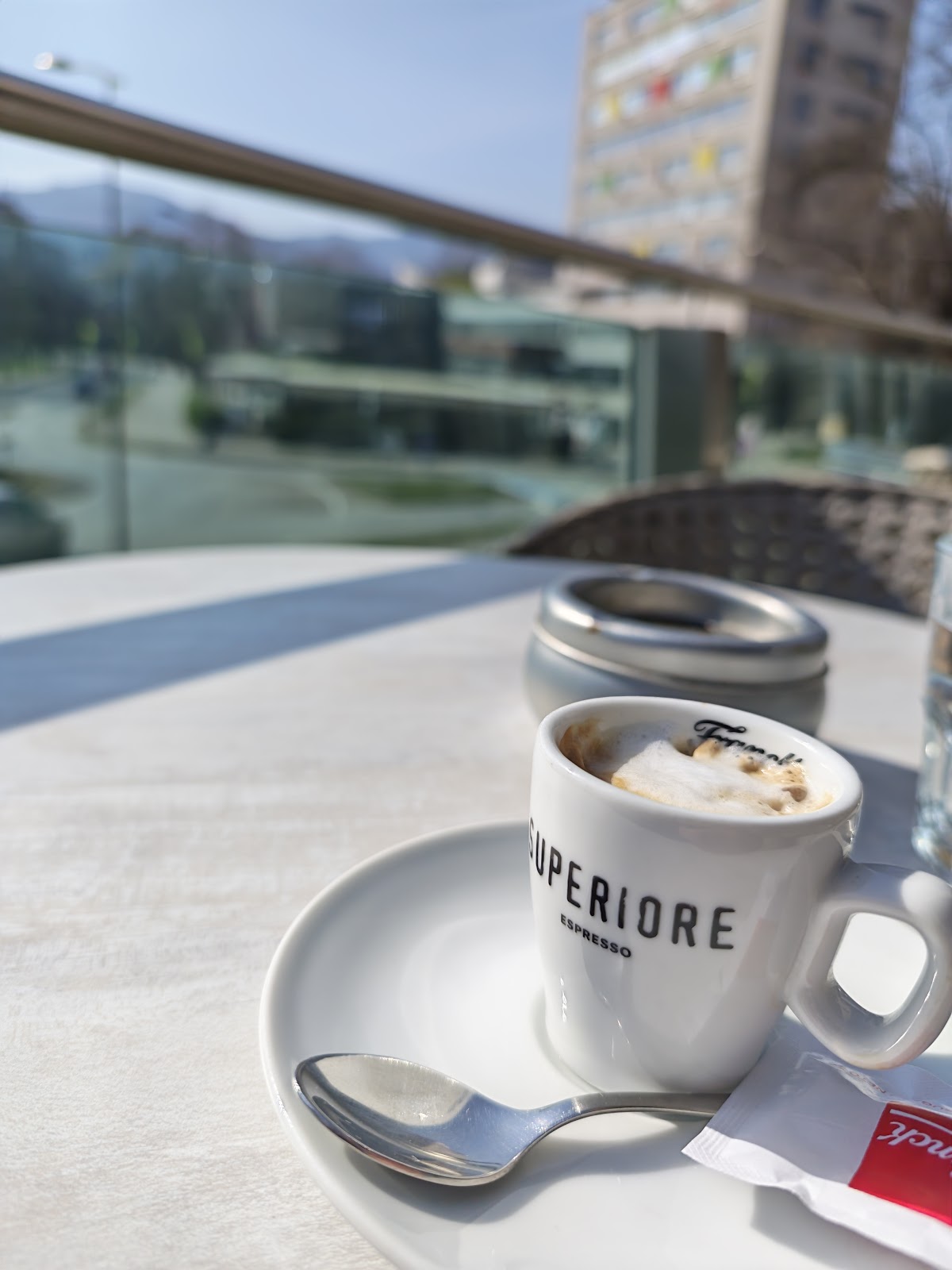 Jutarnji espresso na terasi slastičarne Evropa