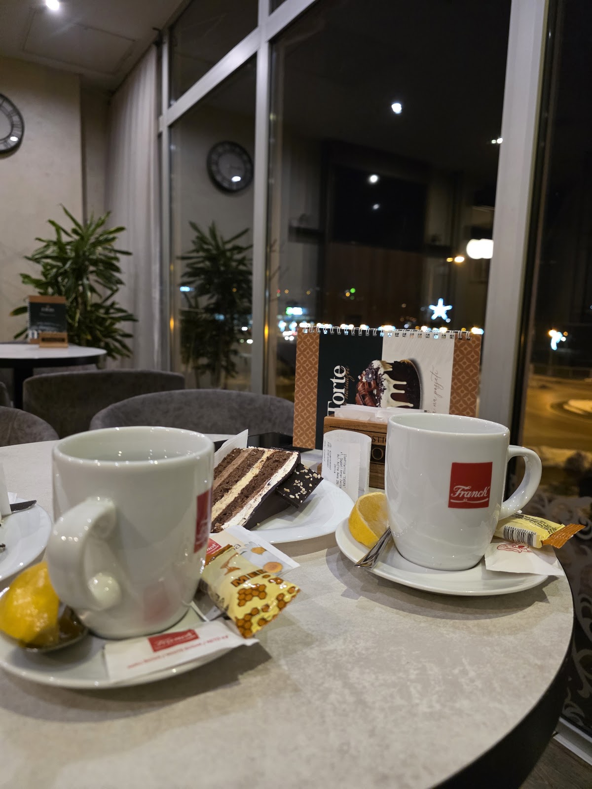 Kafa i kolač uvečer uz prozor