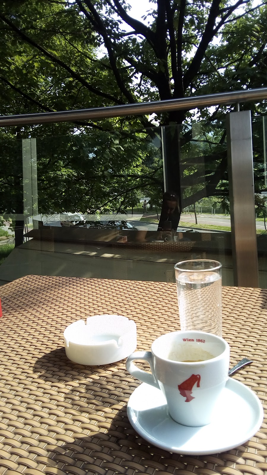 Jutarnja kafa na terasi pod krošnjama